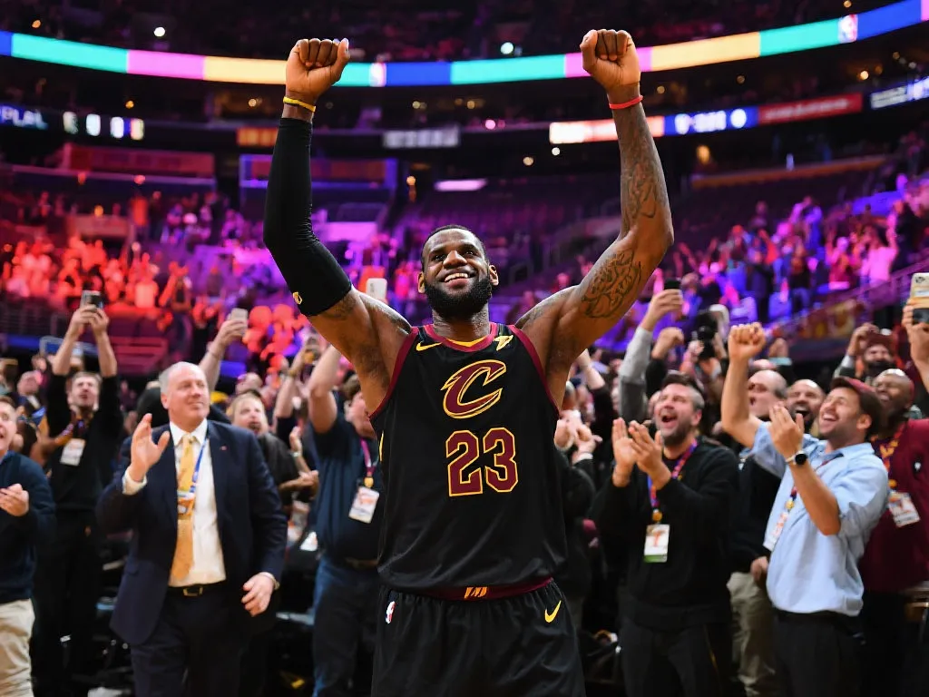 詹姆斯闪耀夜晚：湖人轻松摘下勇士，NBA再现高光时刻